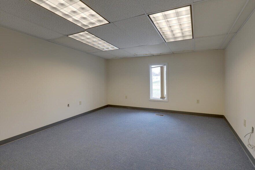More Photos Of 2414 W Schneidman Dr, Quincy Industrial For Lease