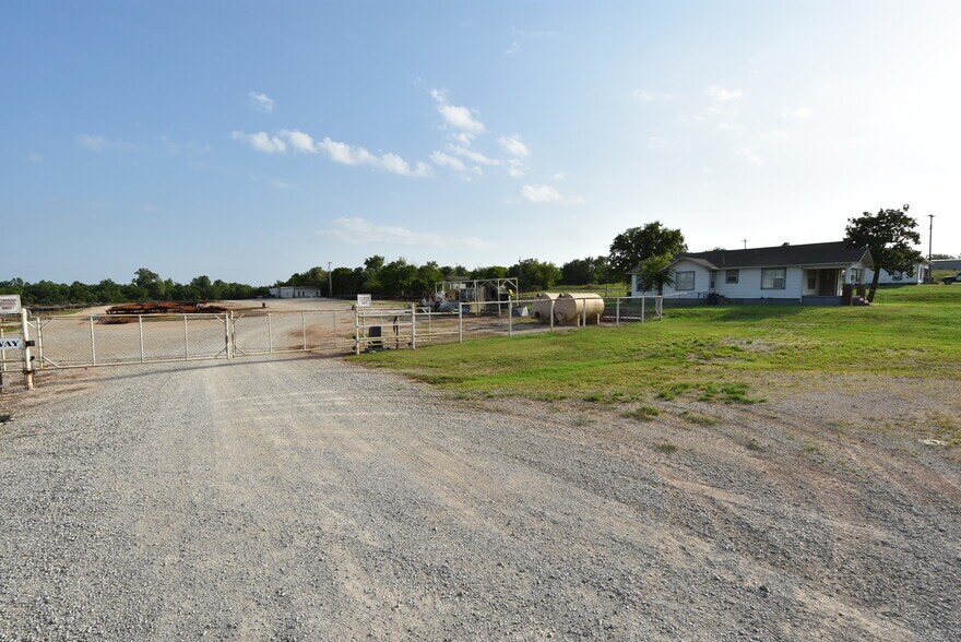 More Photos Of 701 W Broadway, Seminole Manufacturing For Sale