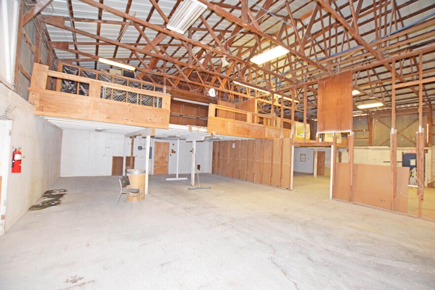 More Photos Of 302 Industrial Ave, Odessa Warehouse For Sale