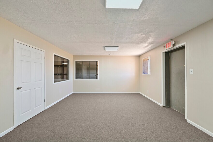 More Photos Of 314 E Walker St, League City Warehouse For Lease