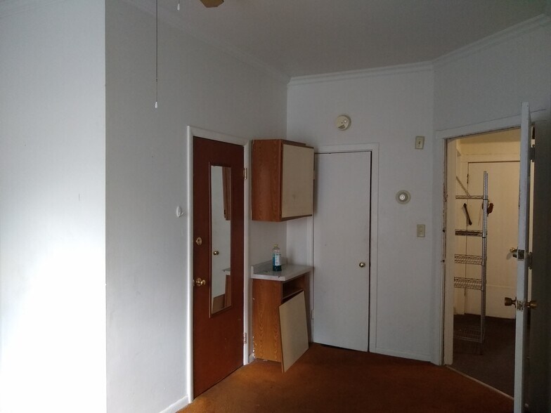 More Photos Of 322 Augusta Ave, Dekalb Dormitory For Sale