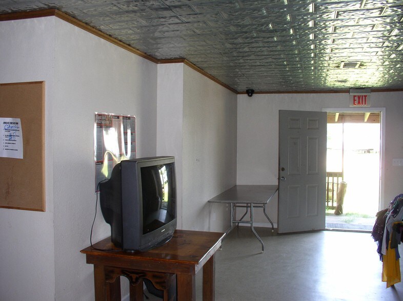 More Photos Of 1009 W Heaton St, Cuero Office For Sale