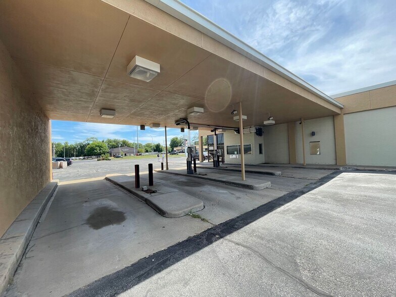 More Photos Of 9300 Blue Ridge Blvd, Kansas City Bank For Sale