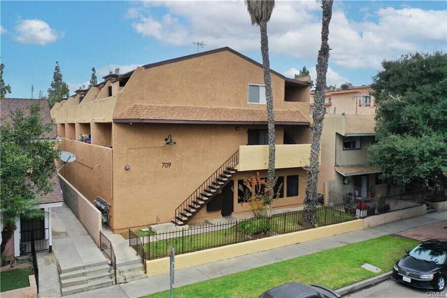 Primary Photo Of 709 E Chestnut Ave, Santa Ana Apartments For Sale