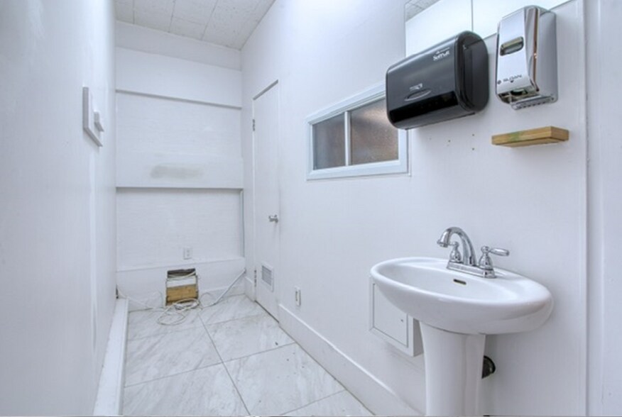 More Photos Of 1966-1970 Boul Graham, Mont-Royal General Retail For Lease