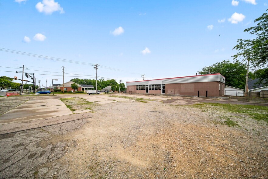 Primary Photo Of 324 N Main St, New Carlisle Restaurant For Sale