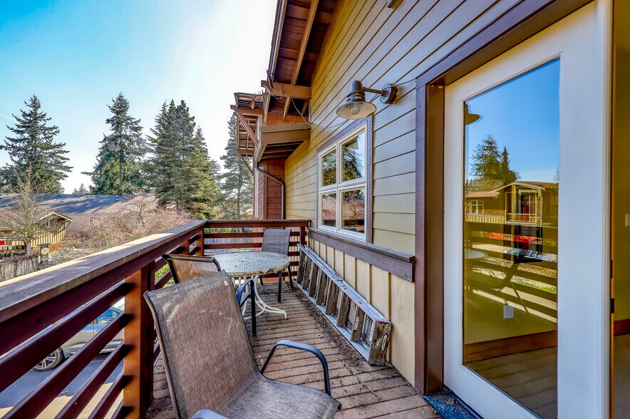 More Photos Of 818 Madison Ave N, Bainbridge Island Office For Sale