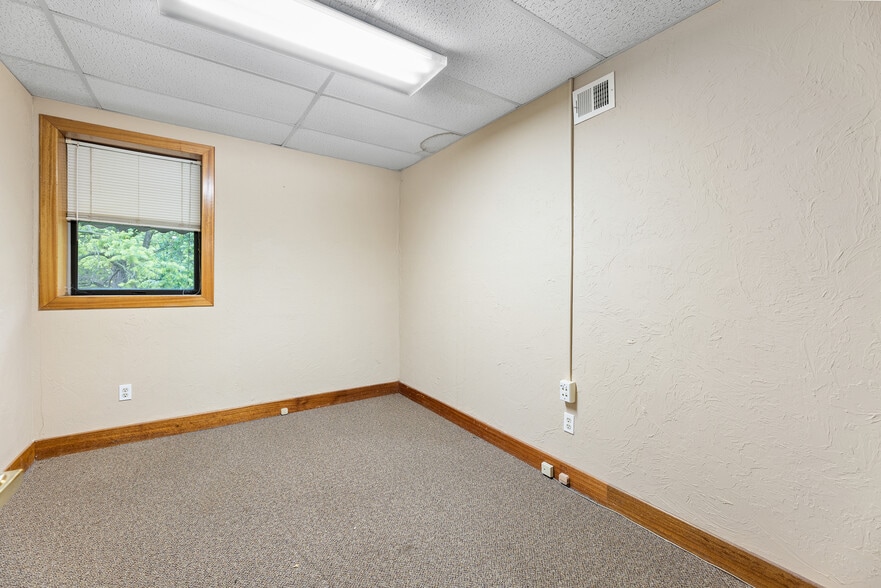 More Photos Of 84 Park Ave, Flemington Office For Lease