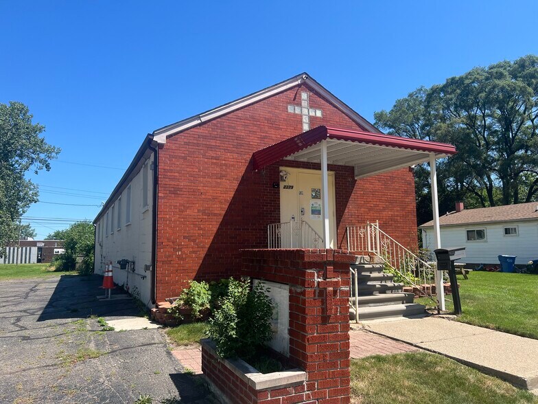 Primary Photo Of 2379 Emmons Ave, Warren Religious Facility For Lease