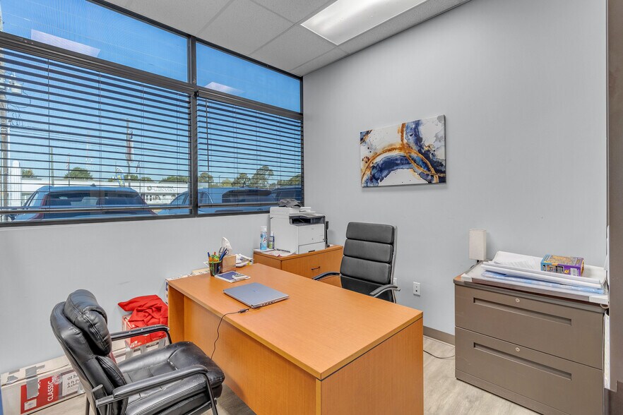 More Photos Of 11930 Bammel North Houston Rd, Houston Warehouse For Lease