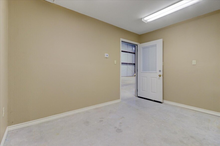 More Photos Of 21232 Ih 10, Vidor Warehouse For Lease