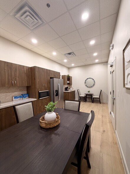 More Photos Of 2006 N 10th St, McAllen Storefront Retail Office For Lease