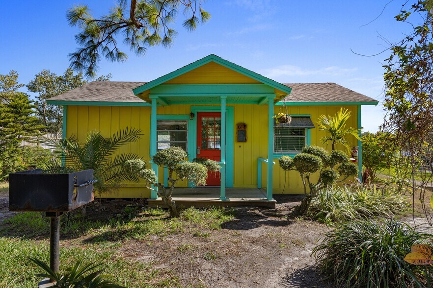 More Photos Of 12685 FL-24, Cedar Key Hotel For Sale