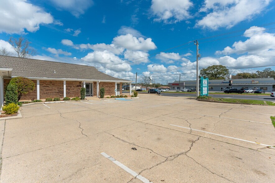More Photos Of 1078 S Ferdon Blvd, Crestview Medical For Sale