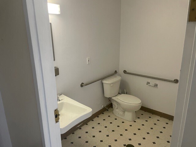 More Photos Of 28 Chestnut St, Andover Storefront Retail Office For Lease