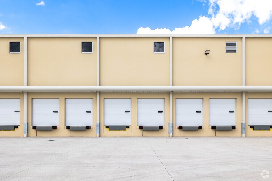 More Photos Of 3900 County Line Road, Lakeland Distribution For Lease