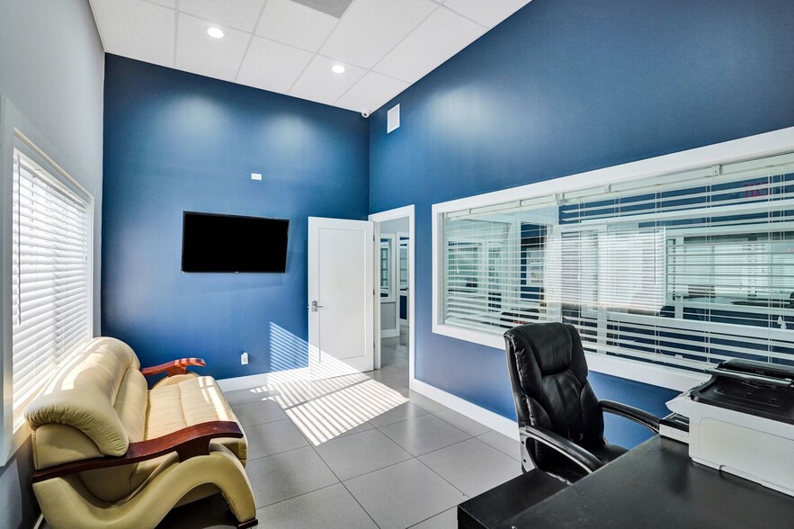 More Photos Of 2521 NE 4th Ave, Pompano Beach Flex For Lease