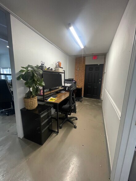 More Photos Of 1722 N Hall St, Dallas Storefront Retail Office For Lease