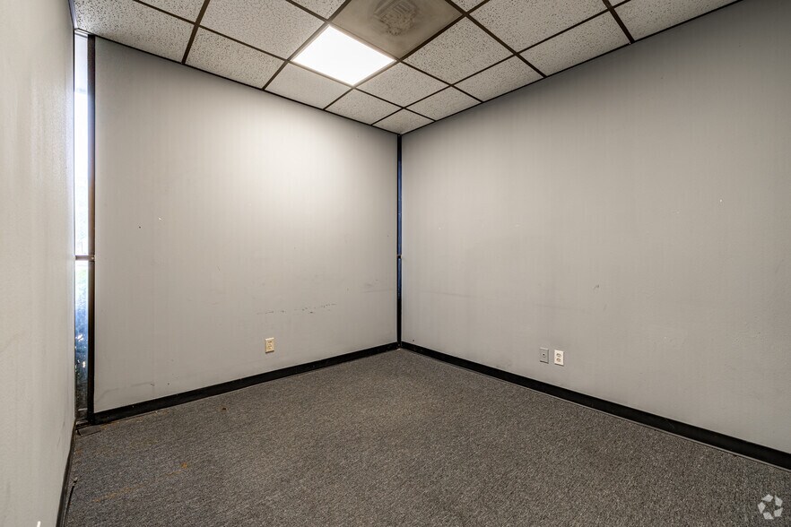 More Photos Of 325 Gold St, Garland Warehouse For Lease