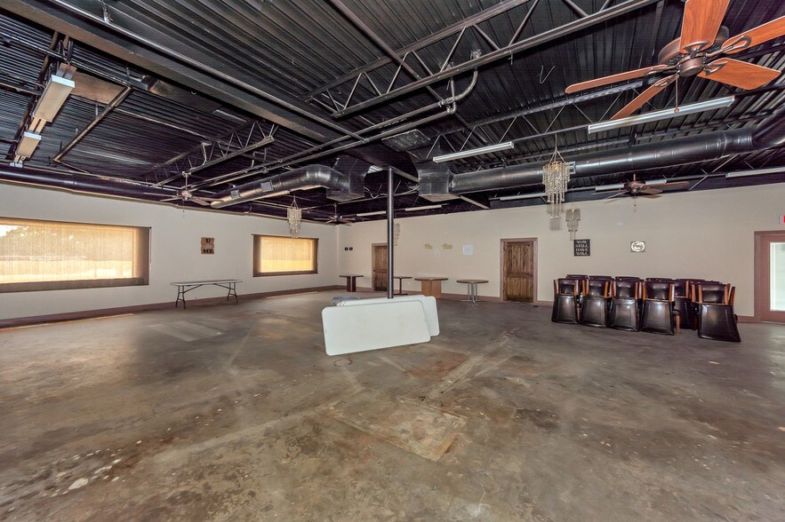 More Photos Of 2001 S Austin Ave, Denison Light Distribution For Lease