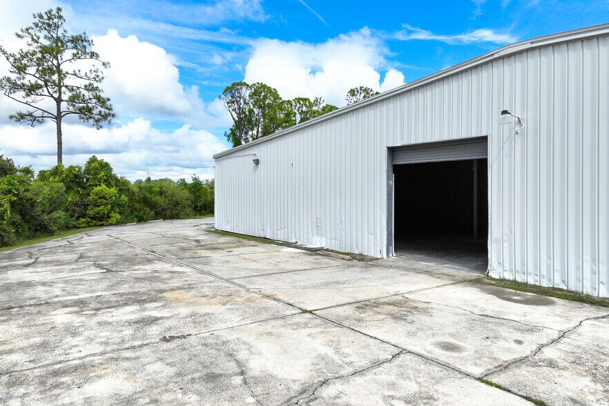 More Photos Of 1000-1026 Savage Ct, Longwood Showroom For Lease