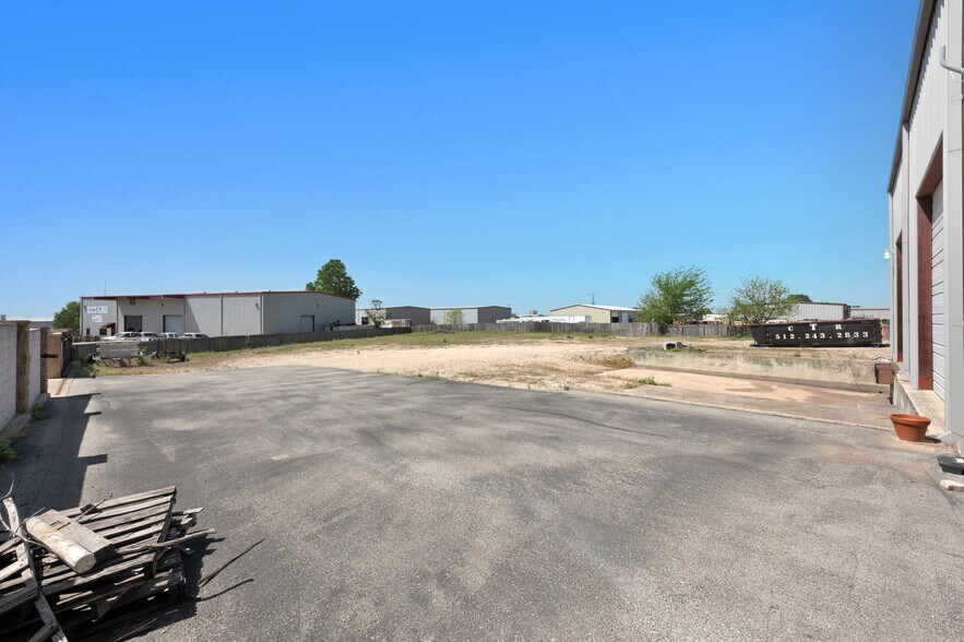 More Photos Of 165 Tecon Cv, Buda Warehouse For Lease