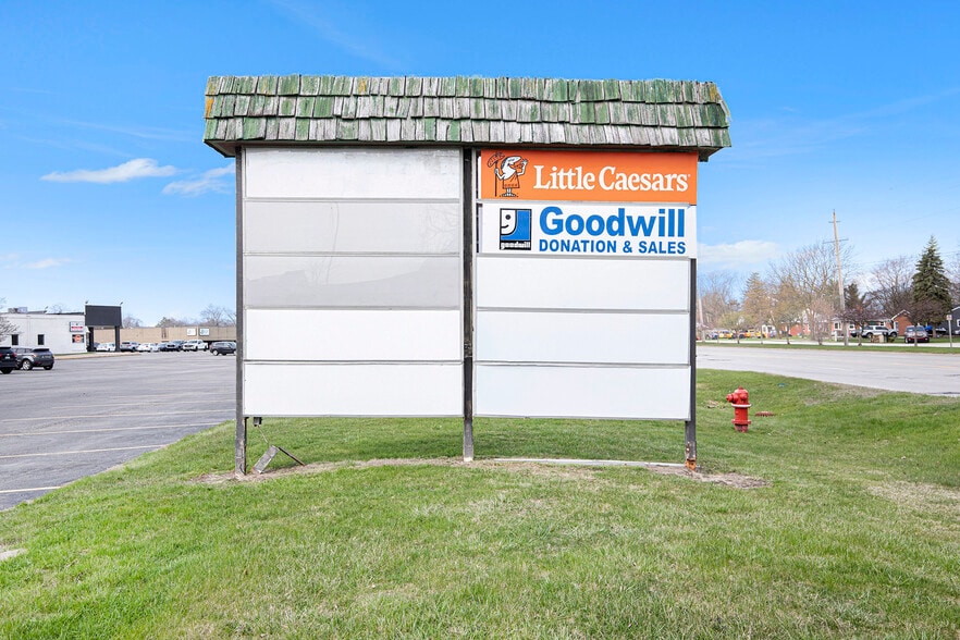 More Photos Of 2055 Gratiot Blvd, Marysville Unknown For Lease