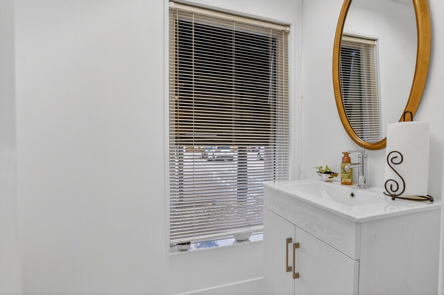 More Photos Of 665 SE 10th St, Deerfield Beach Medical For Sale