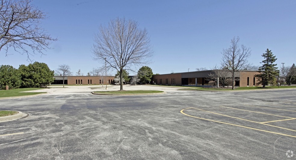 More Photos Of 9000 N Deerbrook Trl, Brown Deer Flex For Sale