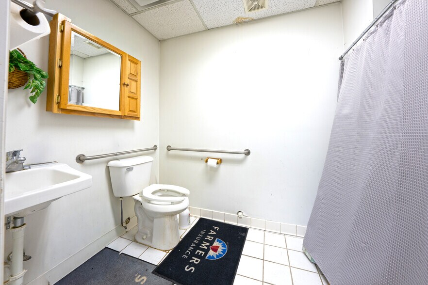 More Photos Of 1989 N Opdyke Rd, Auburn Hills Freestanding For Sale