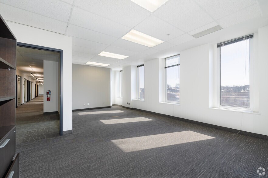 More Photos Of 255 Boul Crémazie E, Montréal Office For Lease