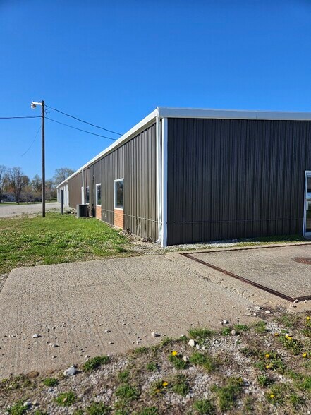 More Photos Of 1300 W Saunders St, Mount Pleasant Showroom For Lease