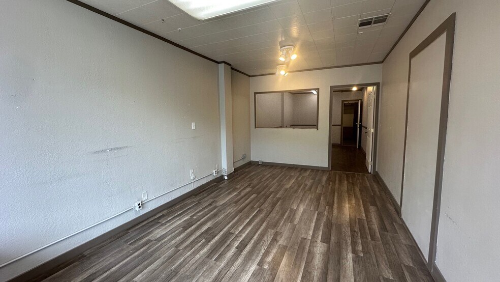 More Photos Of 201 Allen St, Kelso Storefront Retail Office For Lease