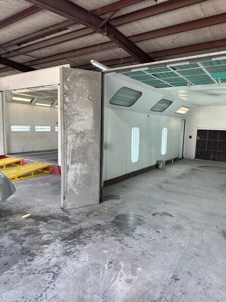 More Photos Of 2525 Westhollow Dr, Houston Auto Repair For Sale