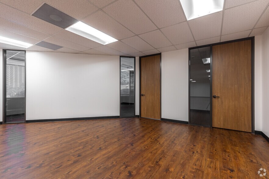 More Photos Of 13465 Midway Rd, Farmers Branch Office For Lease