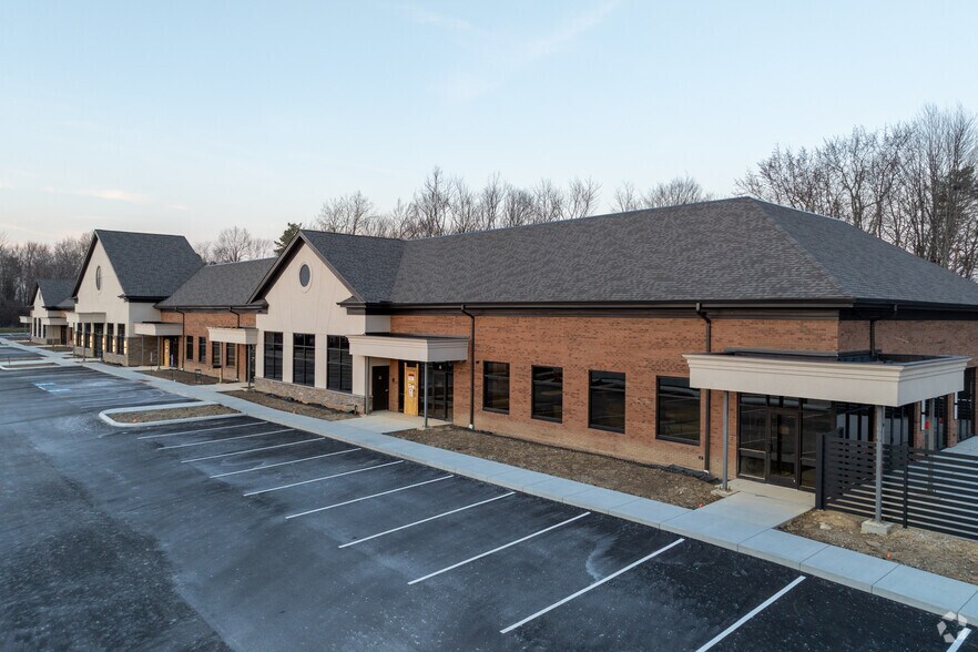 More Photos Of 8075 Town Centre Dr, Broadview Heights Flex For Lease