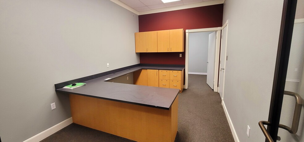 More Photos Of 901 E Highway 90A, Richmond Storefront Retail Office For Lease