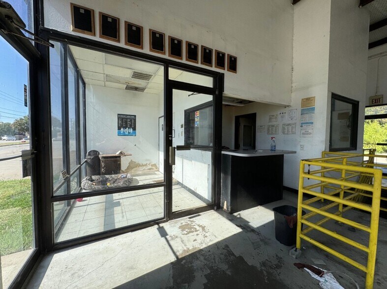 More Photos Of 2105 Brown Blvd, Arlington Auto Repair For Sale
