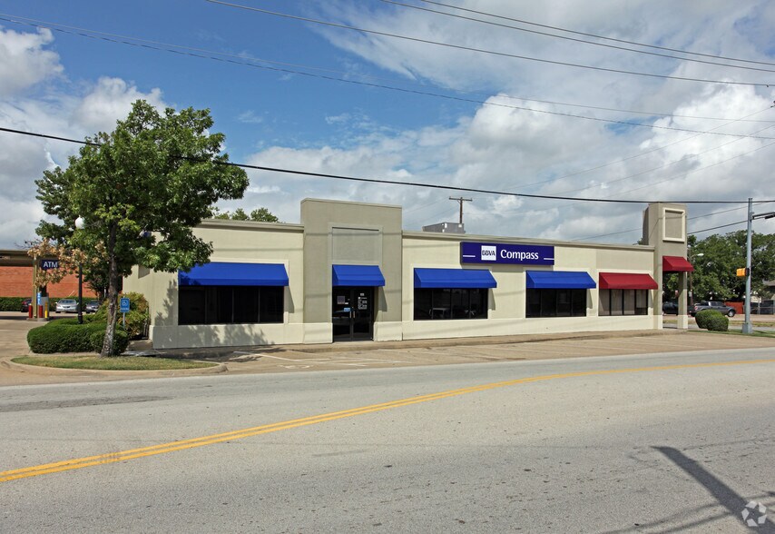 More Photos Of 800-810 W State St, Garland Unknown For Lease