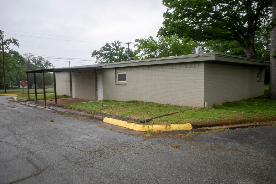 More Photos Of 707 N Waldrip St, Grand Saline Hospital For Sale