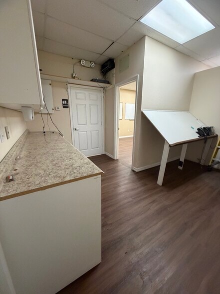 More Photos Of 1076 Business Ln, Naples Showroom For Lease