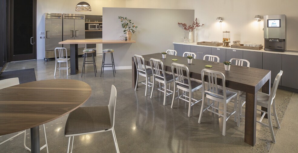 More Photos Of 7200-7240 Edgewater Dr, Oakland Warehouse For Lease