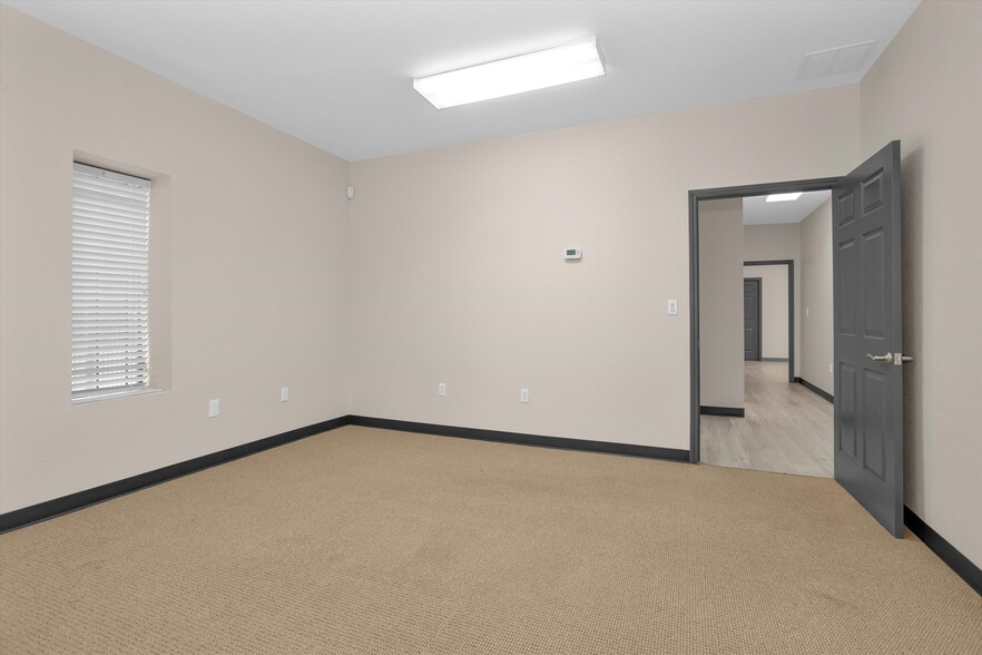 More Photos Of 11111 Neeshaw Dr, Houston Industrial For Sale