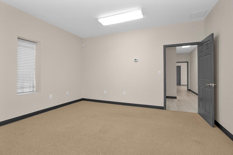 More Photos Of 11111 Neeshaw Dr, Houston Industrial For Lease