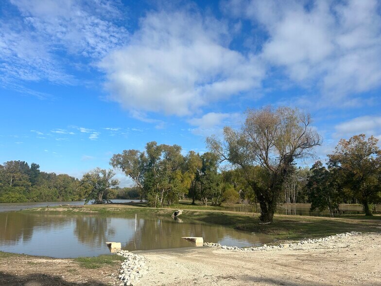 More Photos Of 4326 TX-19, Trinity Marina For Sale