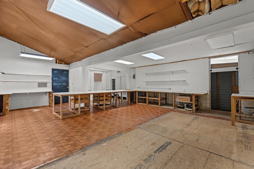 More Photos Of 605 E Broadway St, Jefferson General Retail For Sale