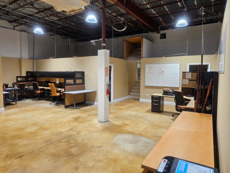 More Photos Of 1700 S Division Ave, Orlando Industrial For Lease