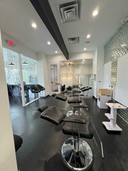 More Photos Of 504 W Gray St, Houston Freestanding For Lease