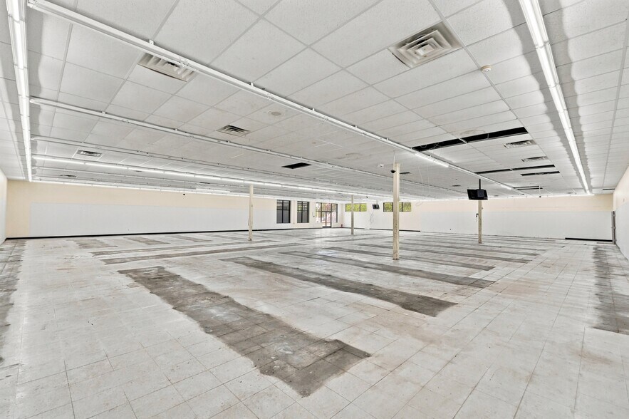 More Photos Of 7870 Southfield Rd, Detroit Freestanding For Sale