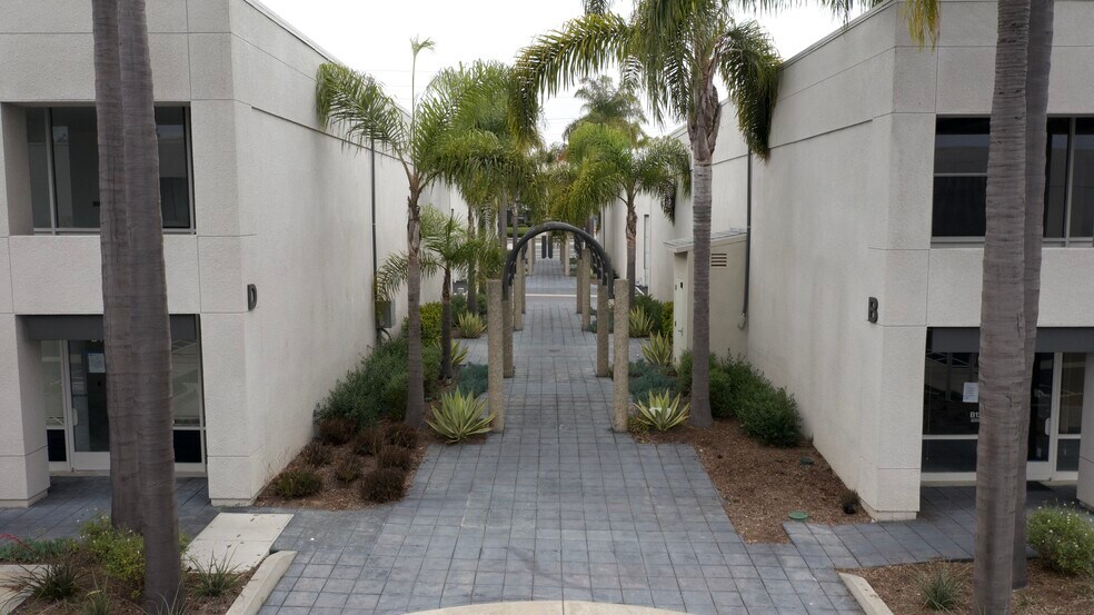 More Photos Of 711 W 17th St, Costa Mesa Flex For Lease